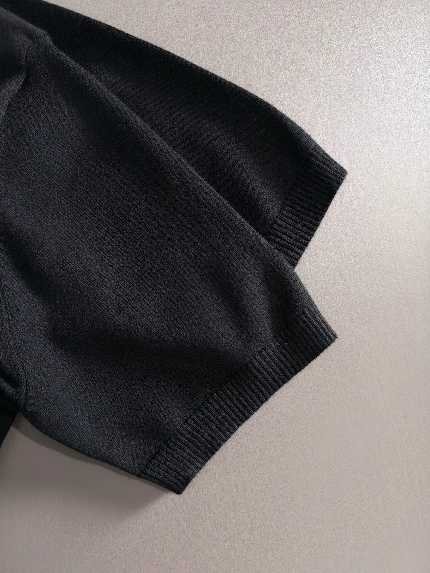 LP high quality Loro Piana 26ss New Arrival men's short-sleeved knitted T-shirt. Made of combed cotton yarn knitted cotton fabric, no pressure when entering and exiting the counter. Exclusive control of raw materials. It feels substantial when weighed, and the upper body is more textured than ordinary T-shirts. This texture can handle the weather easily and is suitable for both hot and cold! Loose fit design, looks noble. The only correct version is available Size: M to 4XL